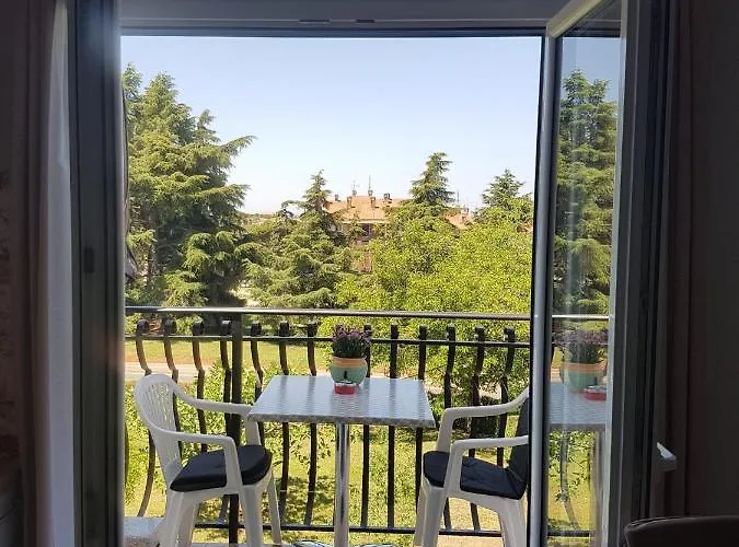 Mit Balkon شقة